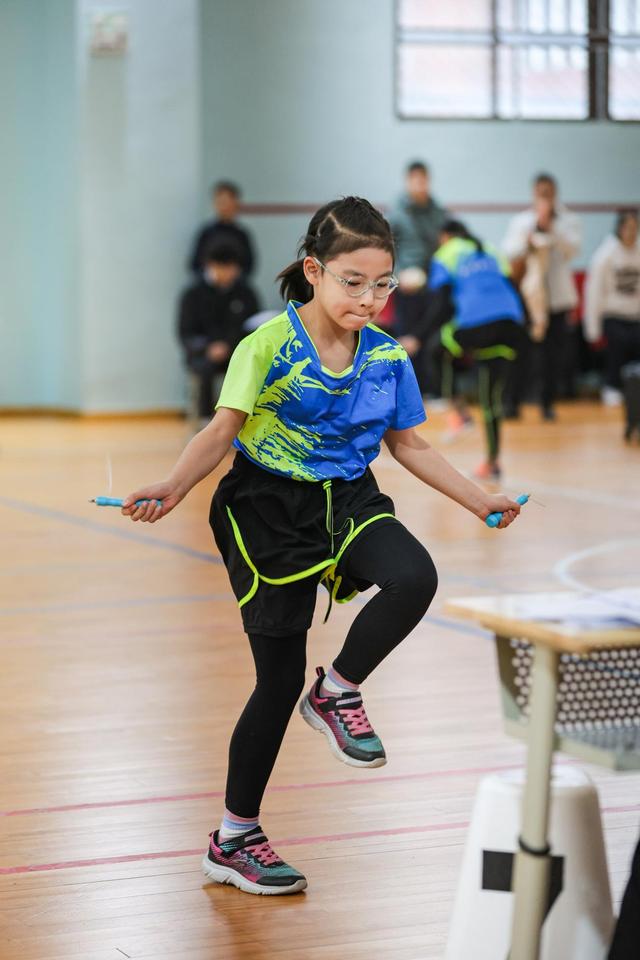 高空跳绳比赛,锻炼反应力与协调性 高空跳绳比赛,锻炼反应力与协调性