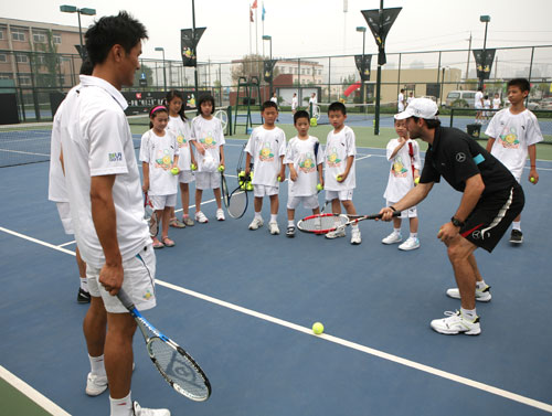 包含全国各地青少年篮球训练营“校企合作”广泛展开的词条