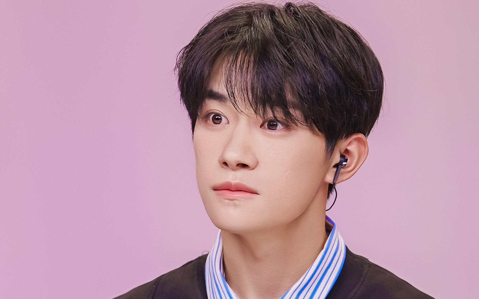 AYX体育-足球运动备受追捧，球场上风采依旧，足球运动场景