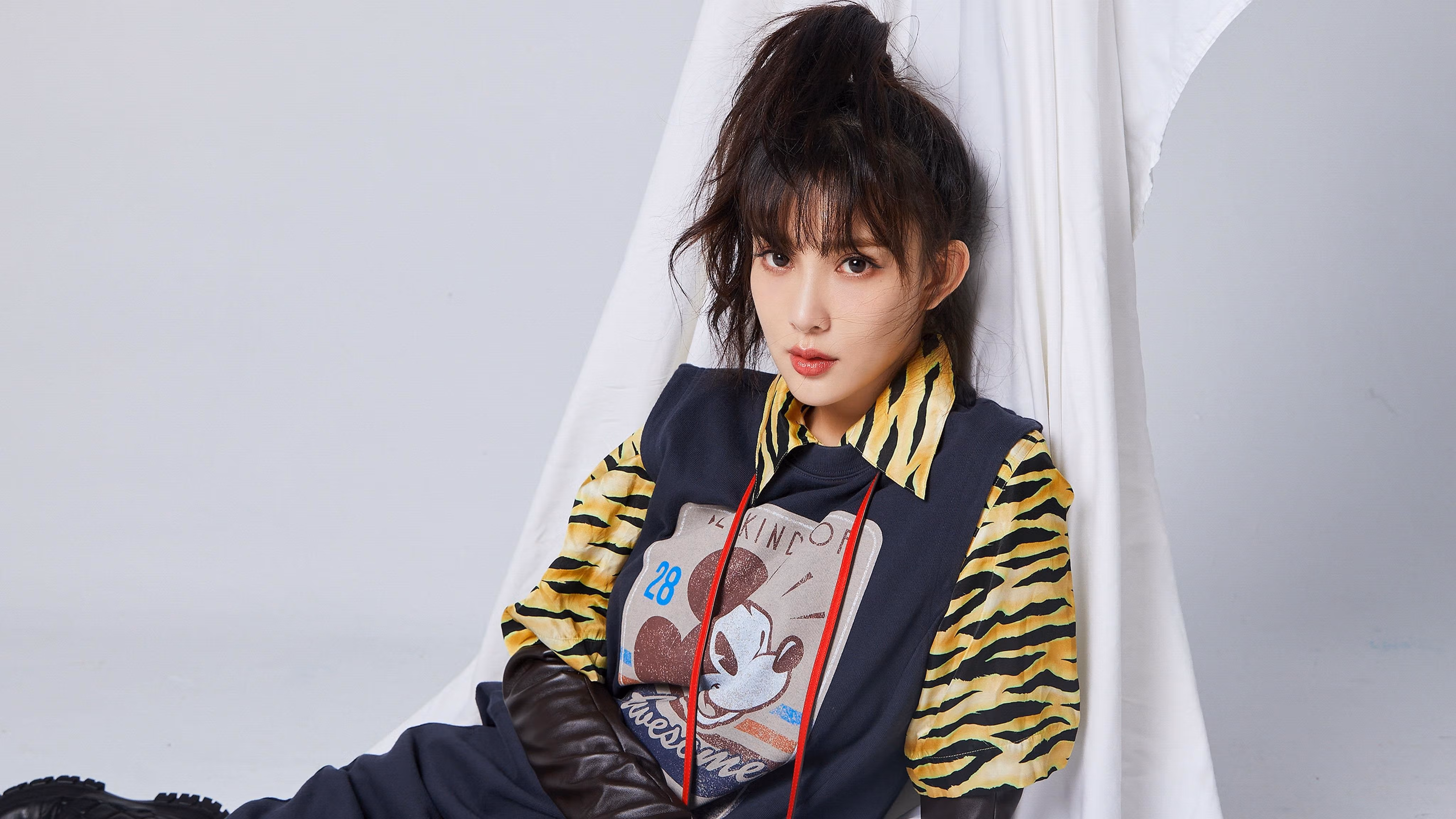 摩洛哥骑手阿米尔·本·哈桑在2024年巴黎奥运会三项赛中以“Courage”马匹获得第20名,表现出色。