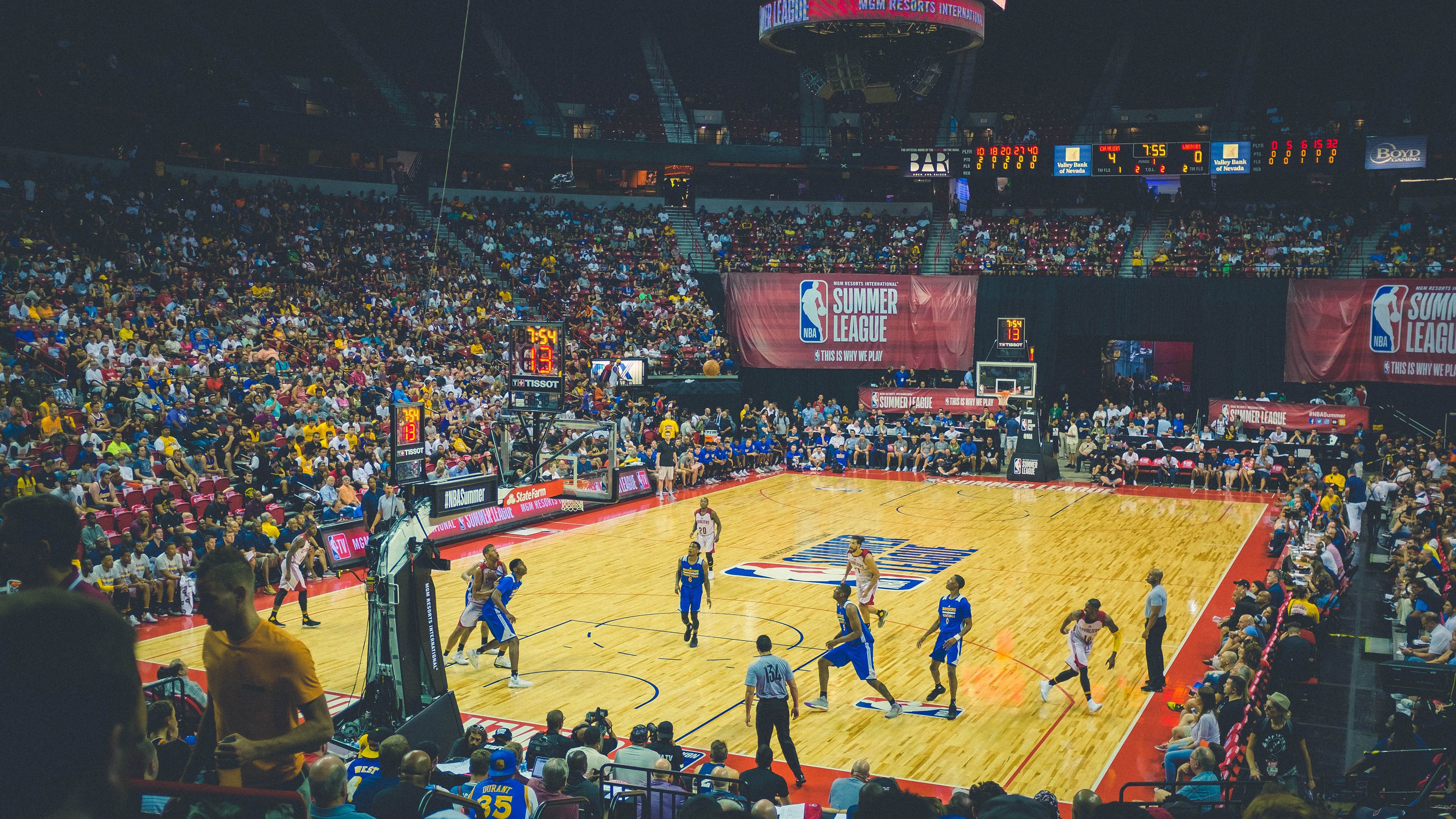 库里赛后称赞队友团结赢下关键比赛,库里鼓励