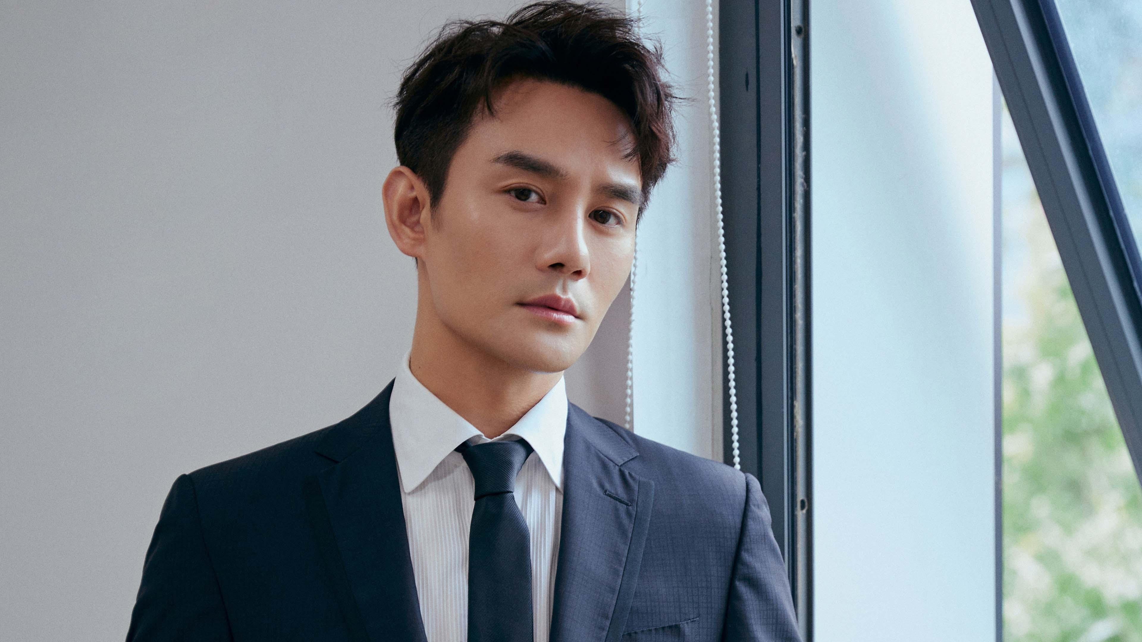 球队整体站位紧凑对对方核心球员形成包夹限制其组织空间，足球整体防守战术名词解释