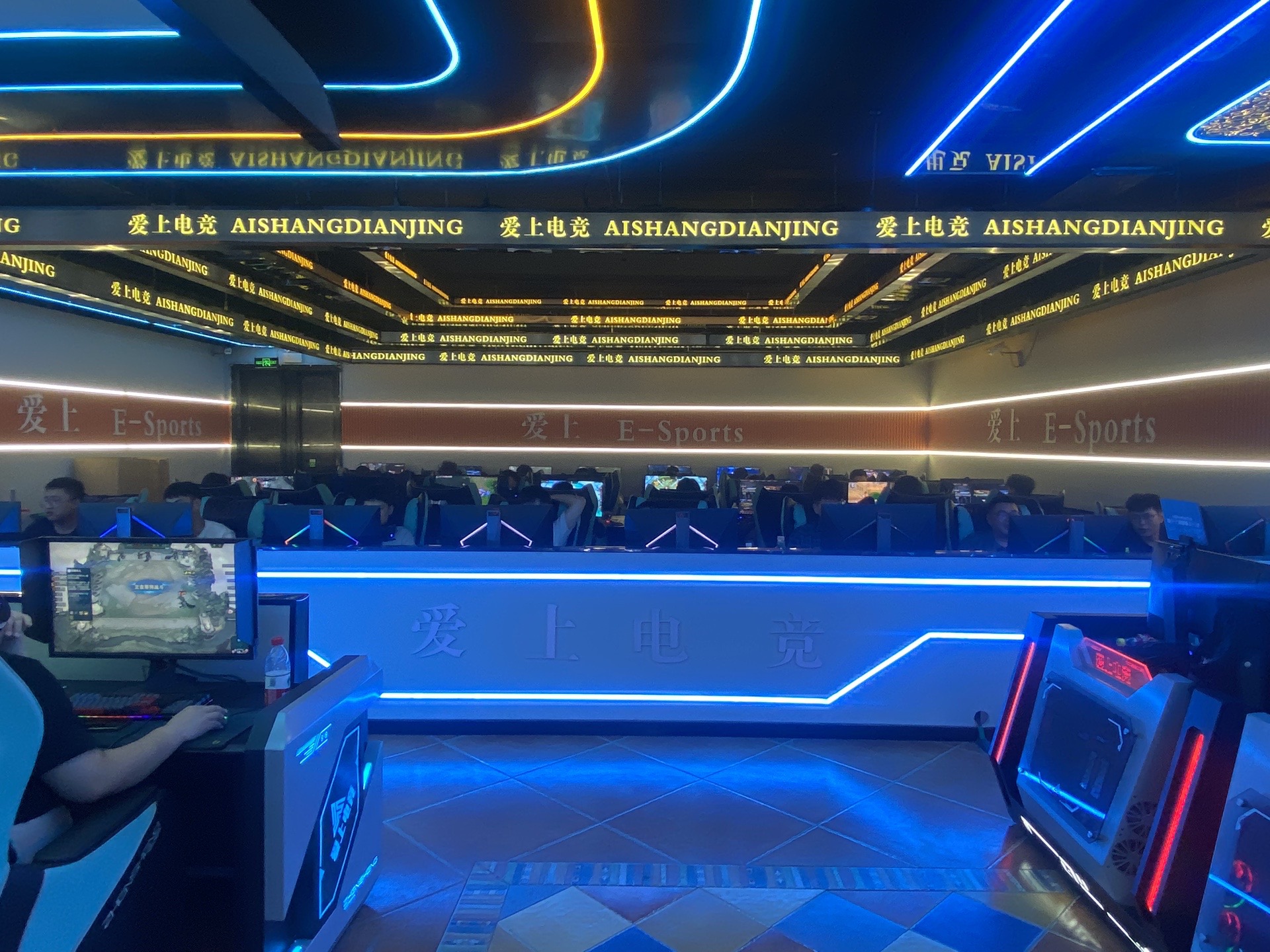 爱游戏体育:电竞赛事的观众体验:从线上到线下的转变的简单介绍 爱游戏体育:电竞赛事的观众体验:从线上到线下的转变的简单介绍