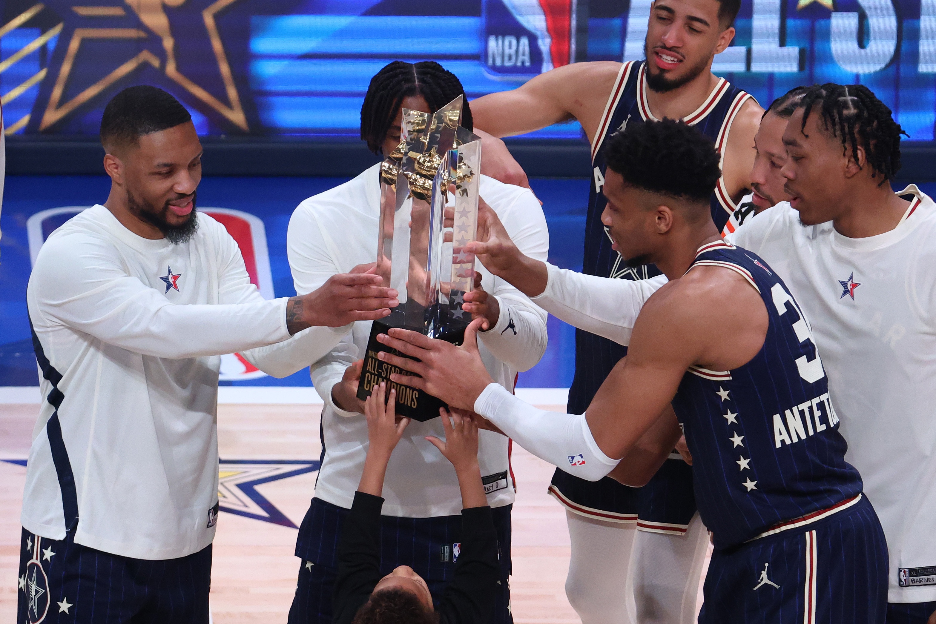 包含爱游戏体育：NBA球星中国行：利拉德、威少等球星将访问中国的词条