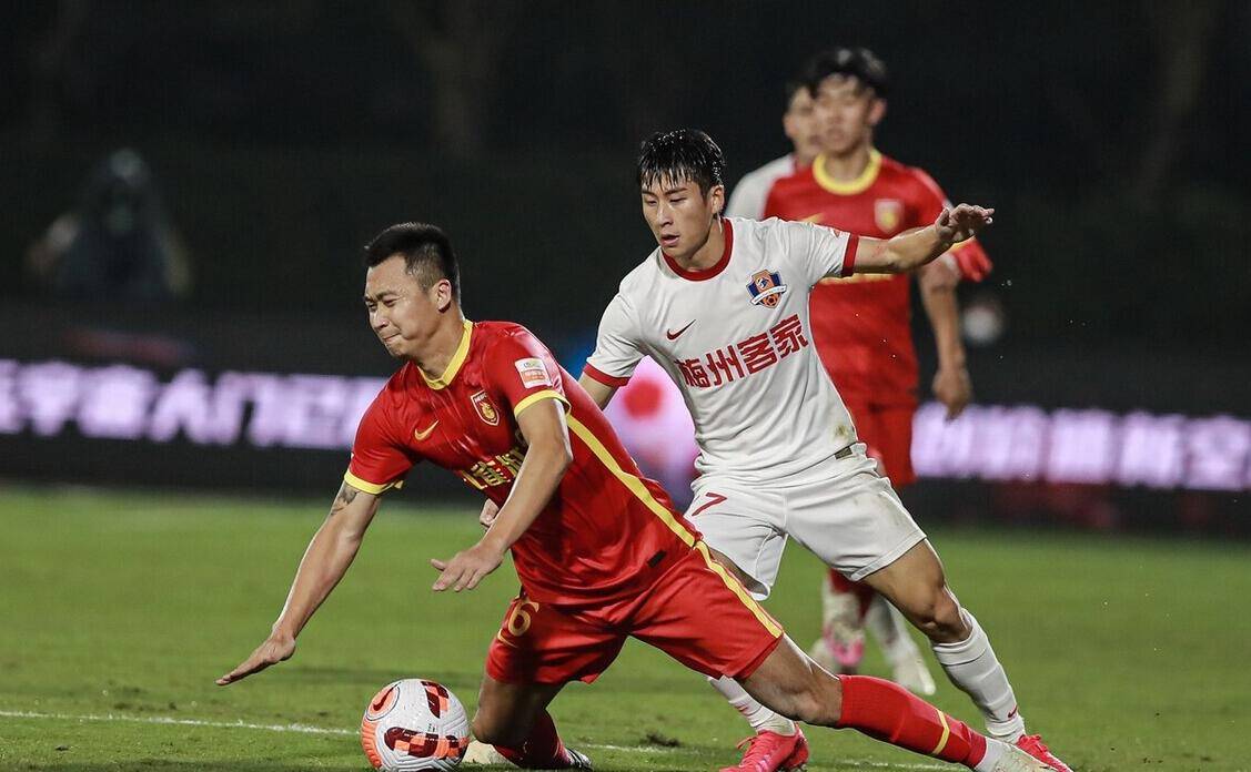 爱游戏体育:中甲劲旅成都蓉城队“冲超梦碎”，球迷：“明年再来”吧！的简单介绍