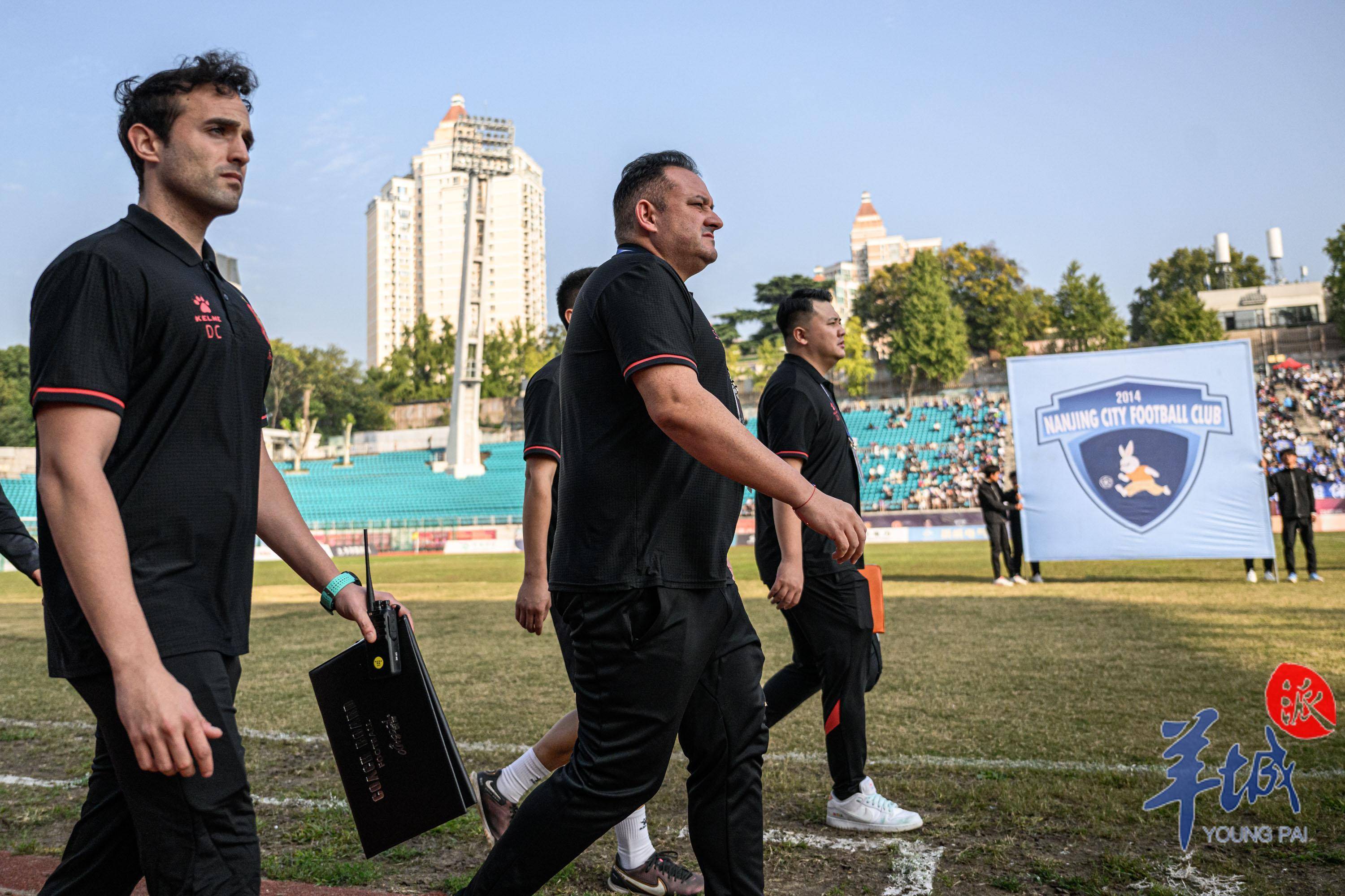 爱游戏体育:中甲劲旅成都蓉城队“冲超梦碎”，球迷：“明年再来”吧！的简单介绍