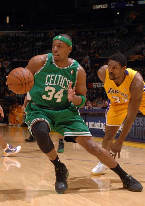 关于爱游戏体育:凯尔特人队社区活动：回馈社会，传递爱心的信息