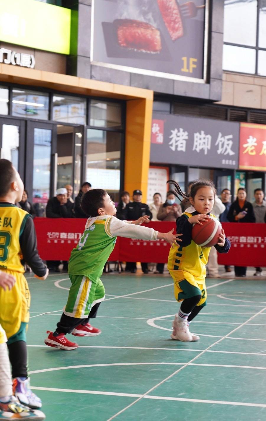 爱游戏体育：勇士队训练营：罗林斯展现快攻速度，争夺轮换位置的简单介绍